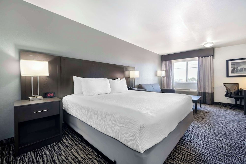 Best Western Santa Fe Standard Room, 1 King Bed, Non Smoking, Refrigerator 3