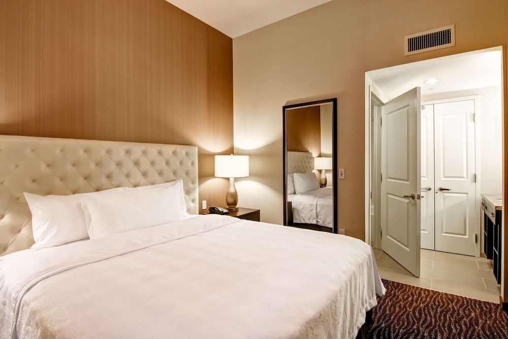Suite, 1 King Bed, Accessible, Bathtub (Mobility & Hearing)
