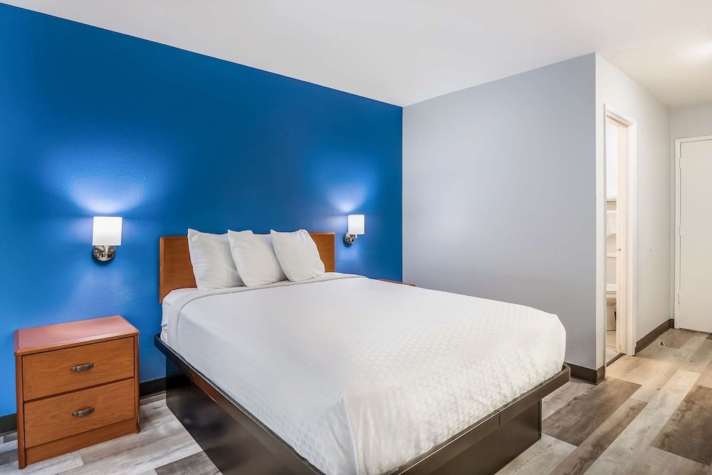 Americas Best Value Inn East Peoria Room, 1 Queen Bed, Non Smoking 3