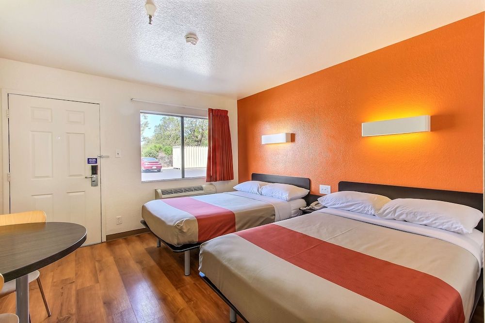 Motel 6 Watsonville, CA - Monterey Area Deluxe Room, 2 Double Beds, Non Smoking, Refrigerator & Microwave