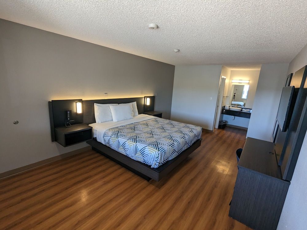 Deluxe Room, 1 Double Bed, Non Smoking, Refrigerator & Microwave
