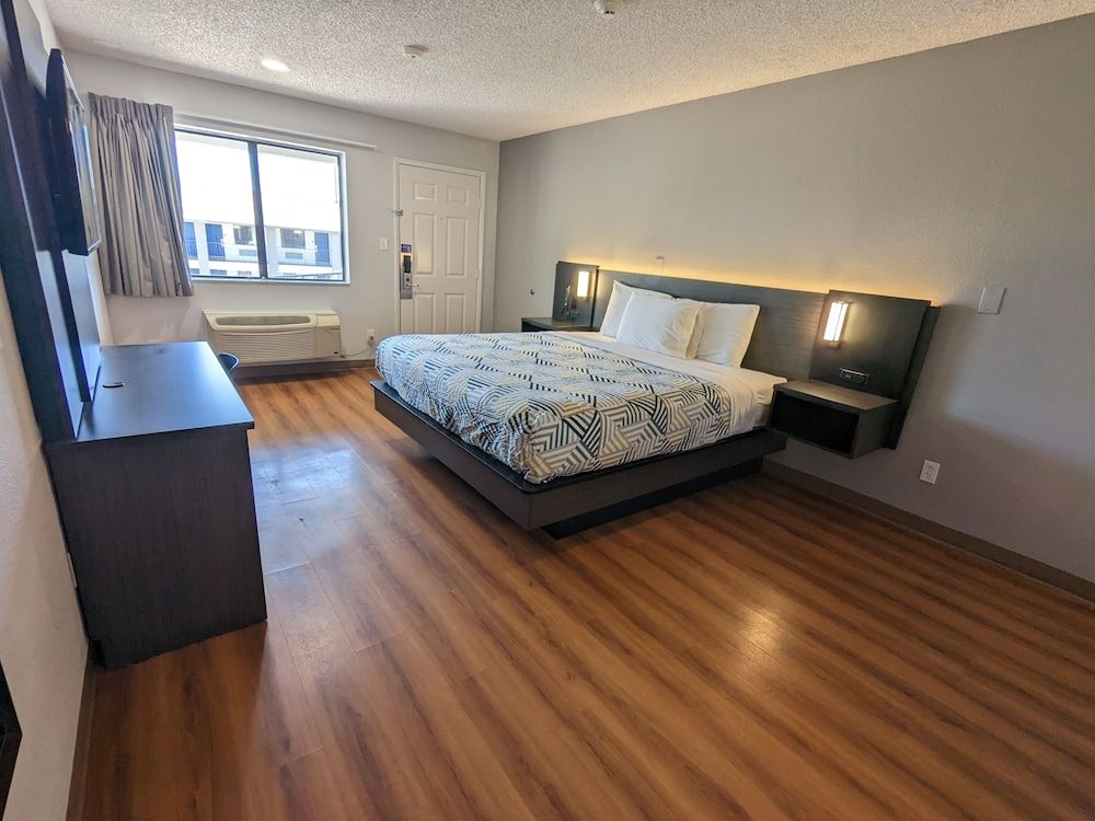 Deluxe Room, 1 Double Bed, Non Smoking, Refrigerator & Microwave