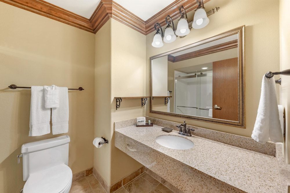 Best Western San Isidro Inn Standard Room, 1 King Bed, Non Smoking, Refrigerator & Microwave 4