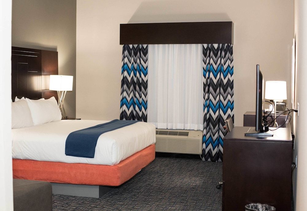Suite, 1 King Bed, Accessible (Communications)