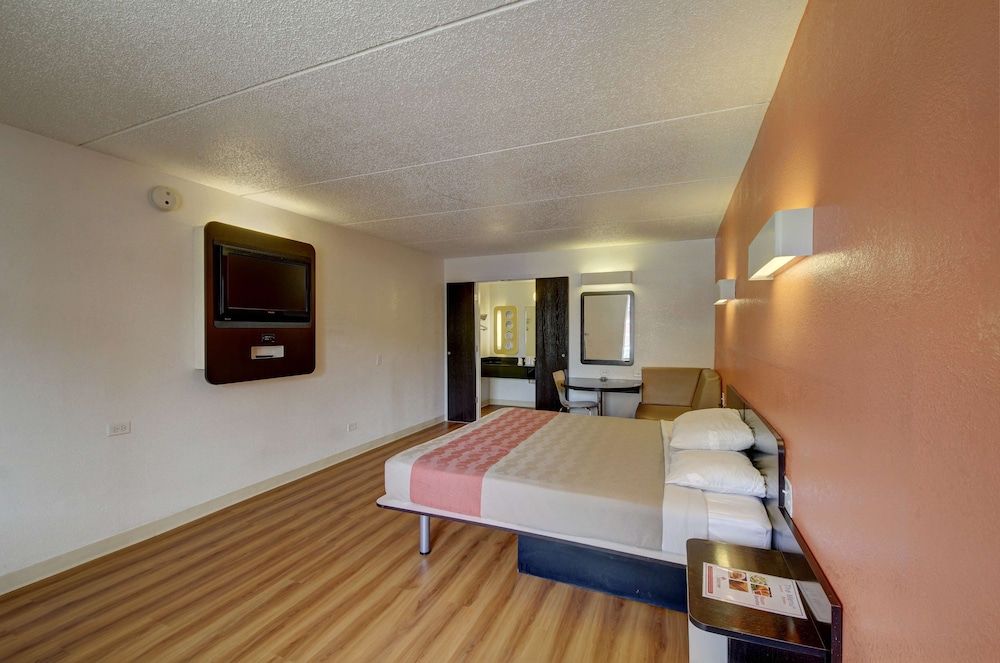 Standard Room, 1 King Bed, Accessible, Non Smoking