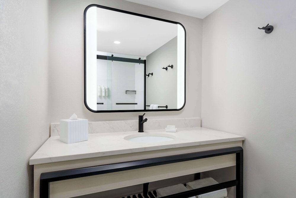 Hilton Garden Inn Ocean City Oceanfront Room, 1 King Bed, Oceanfront 6