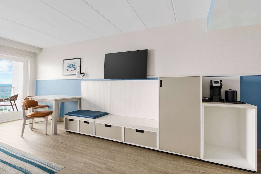 Hilton Garden Inn Ocean City Oceanfront Room, 1 King Bed, Oceanfront 8