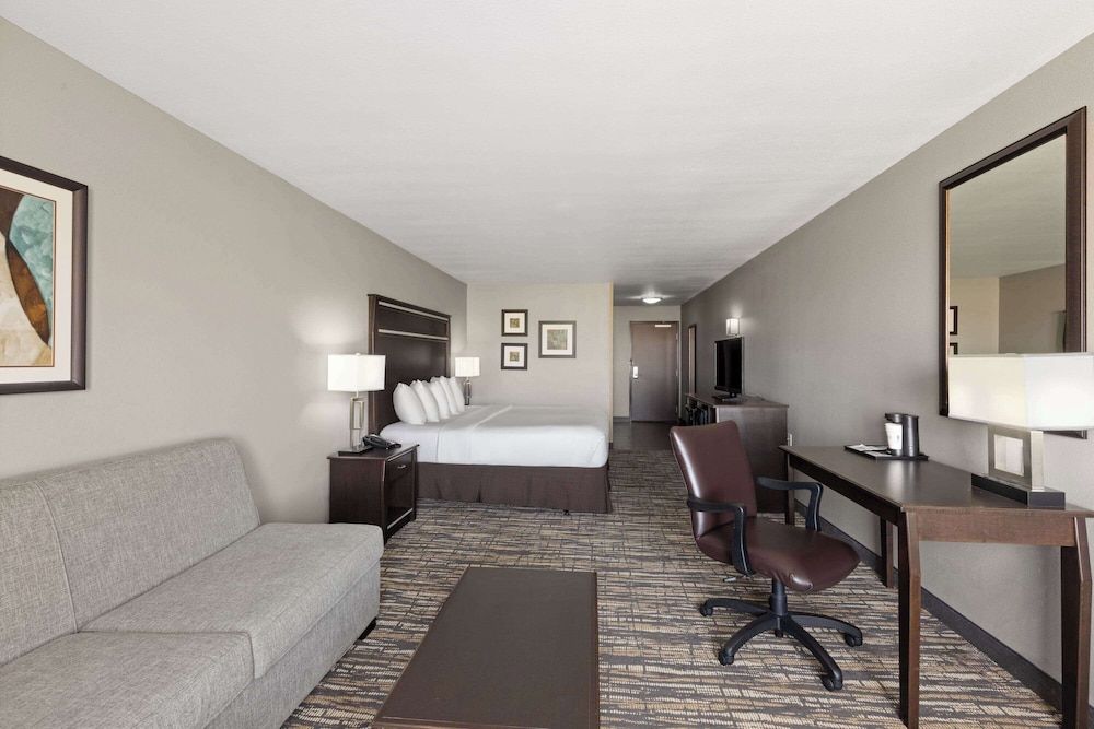 Deluxe Room, 1 King Bed, Accessible, City View (Mobility Accessible)