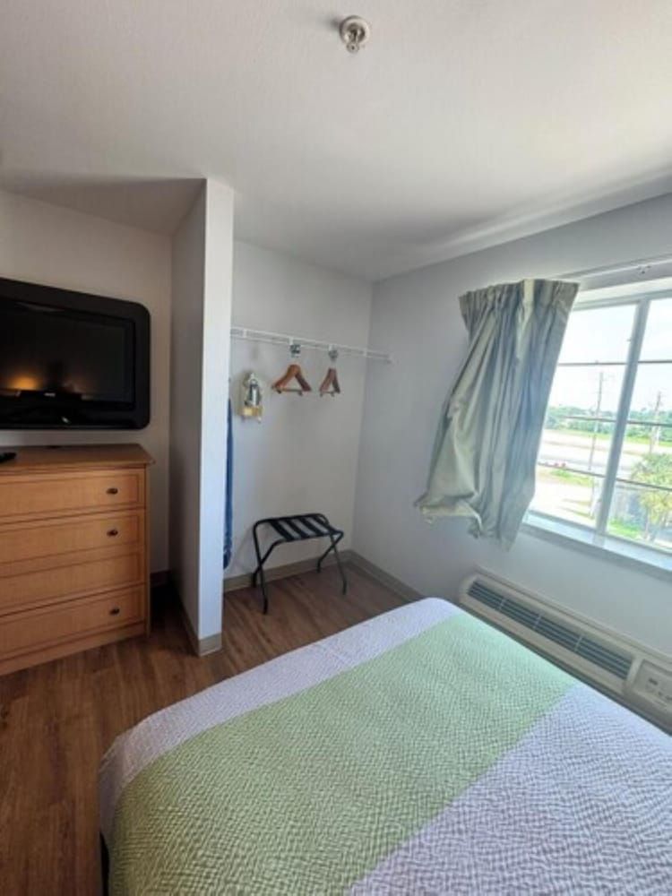 Room, 1 Queen Bed, Smoking, Kitchenette