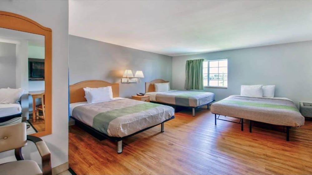 3 Full Beds with Kitchenette Non-Smoking