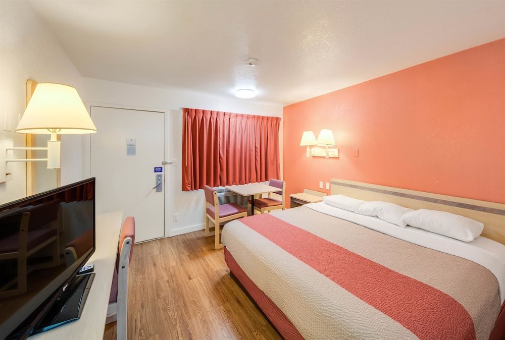 Deluxe Room, 1 King Bed, Non Smoking, Refrigerator & Microwave