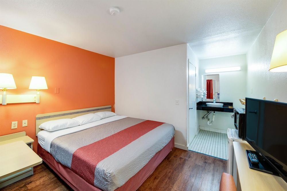 Deluxe Room, 1 King Bed, Accessible, Smoking