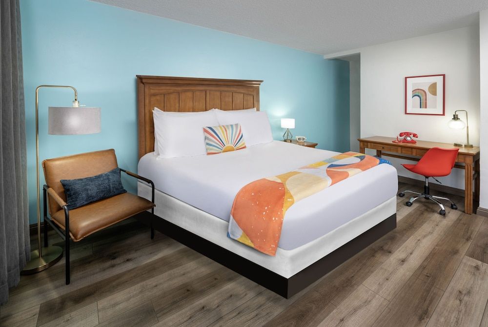 The Sojourn Los Angeles - Sherman Oaks Standard Room, 1 King Bed