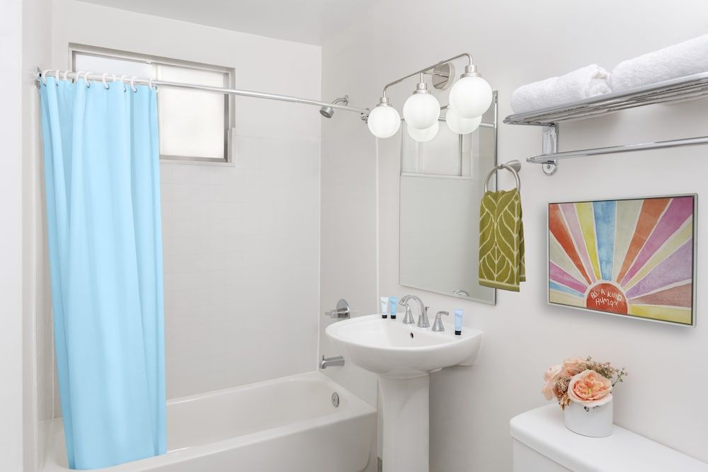 The Sojourn Los Angeles - Sherman Oaks Standard Room, 1 King Bed 3