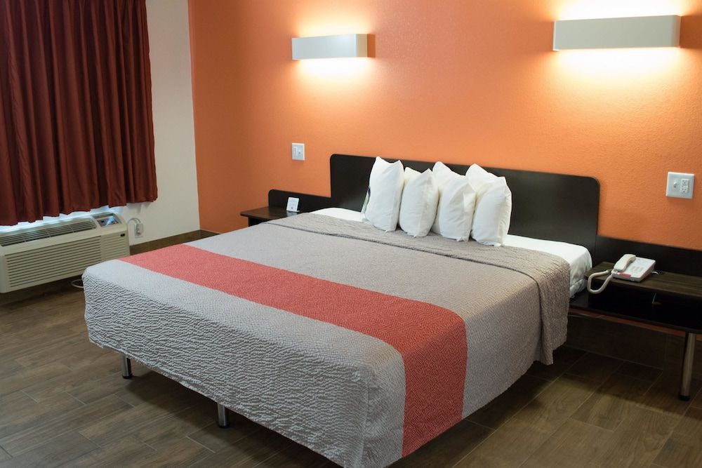 Motel 6 Harrisonburg, VA - South Standard Room, 1 King Bed, Non Smoking