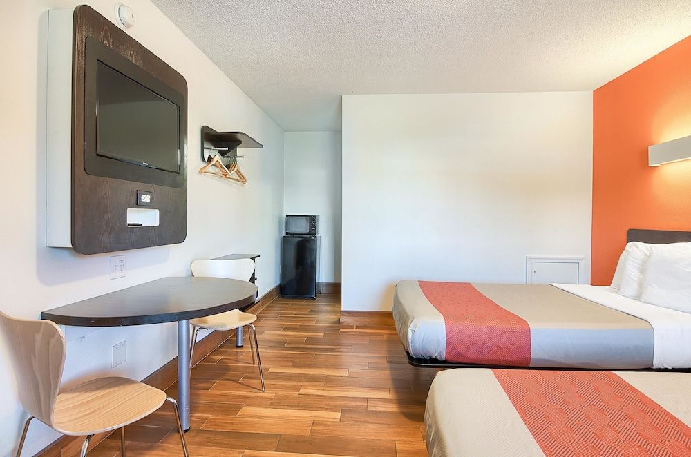 Motel 6 Harrisonburg, VA - South Standard Room, 2 Double Beds, Non Smoking 8