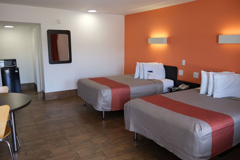 Motel 6 Harrisonburg, VA - South Standard Room, 2 Double Beds, Non Smoking 4