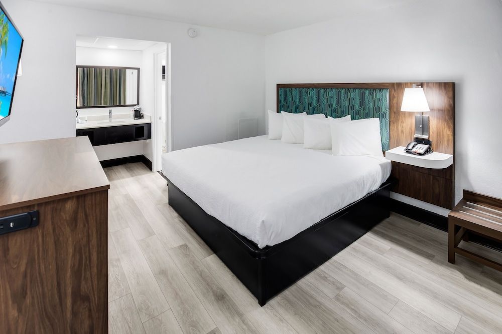 Partial Ocean View 1 King Bed, Non Smoking (Newly Remodeled)