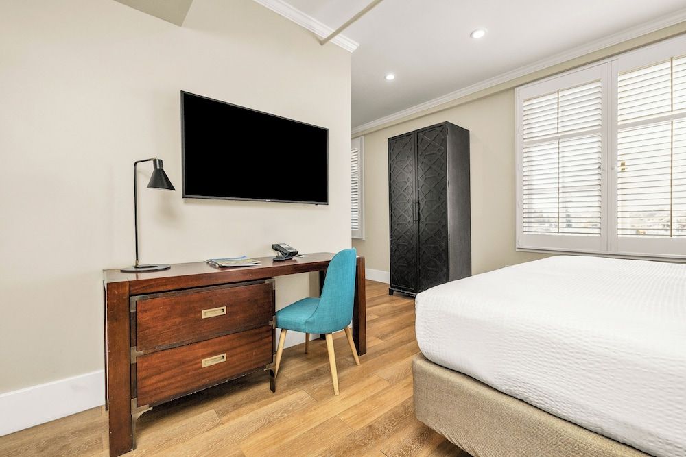 Deluxe Room, 1 King Bed, Accessible (Mobility & Hearing, Roll-In Shower)