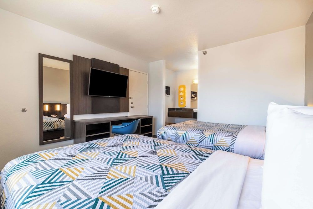 Motel 6 Rolling Meadows, IL - Chicago Northwest Standard Room, 2 Double Beds, Non Smoking 2