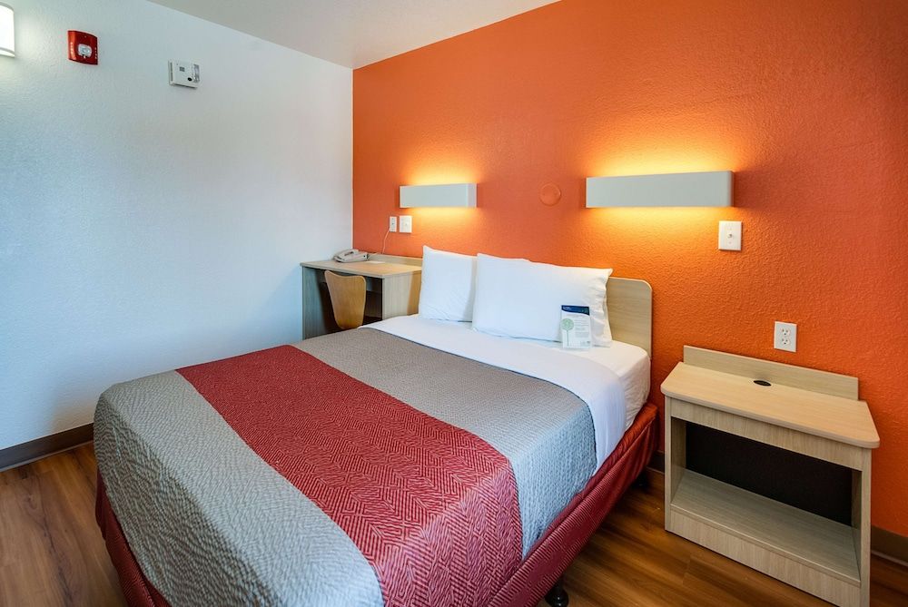 Motel 6 Lenexa, KS - Kansas City Southwest Standard Room, 1 Queen Bed, Non Smoking 5