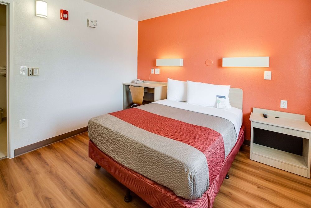 Motel 6 Lenexa, KS - Kansas City Southwest Standard, 1 Queen Bed, Accessible/Roll in Shower, Non Smoking 5