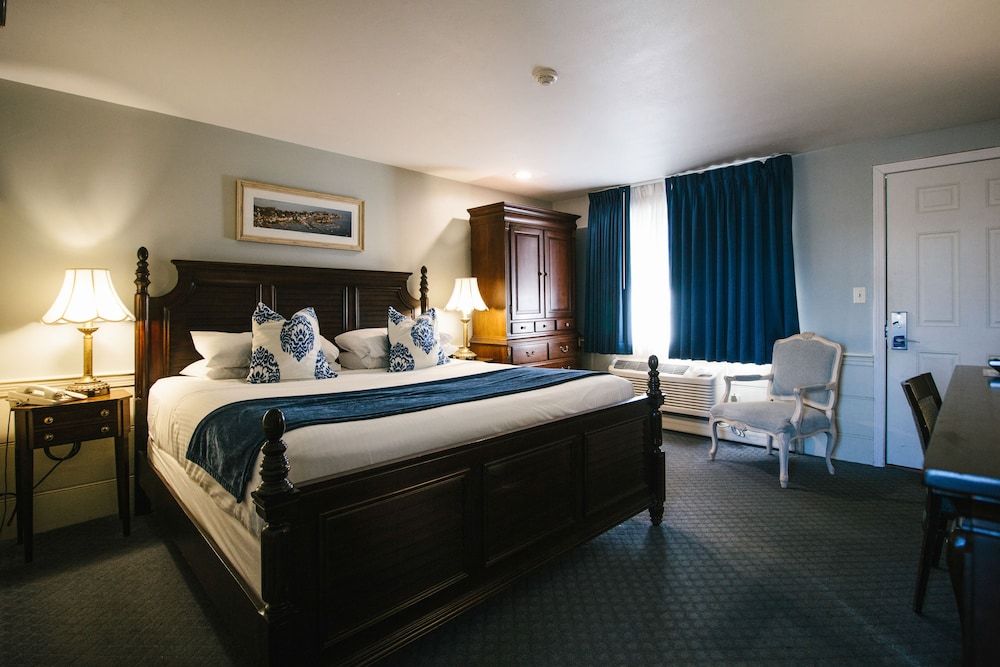 Deluxe Room, 1 Queen Bed, Balcony