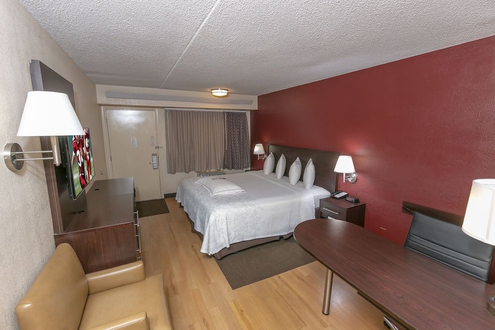 Red Roof Inn PLUS+ Statesville Premium Room, 1 King Bed (Upgraded Bedding & Snack, Smoke Free) 3