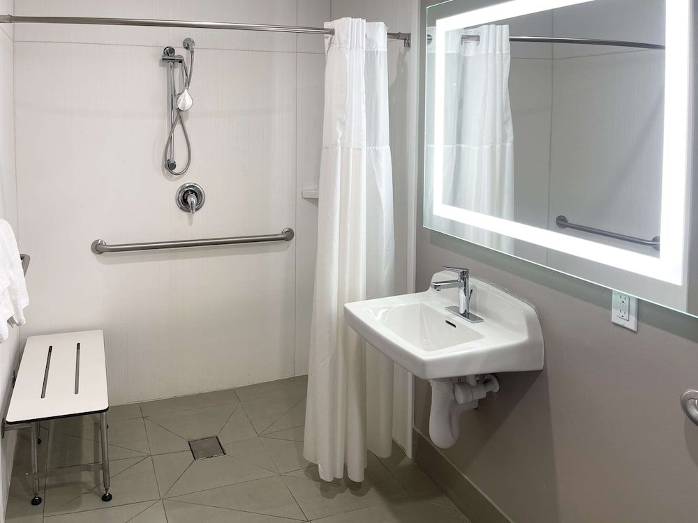 Motel 6 Morro Bay, CA Deluxe Room, 1 King Bed, Non Smoking, Refrigerator & Microwave 7