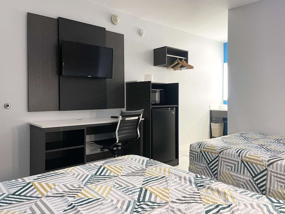 Motel 6 Morro Bay, CA Deluxe Room, 2 Double Beds, Non Smoking, Refrigerator & Microwave 4