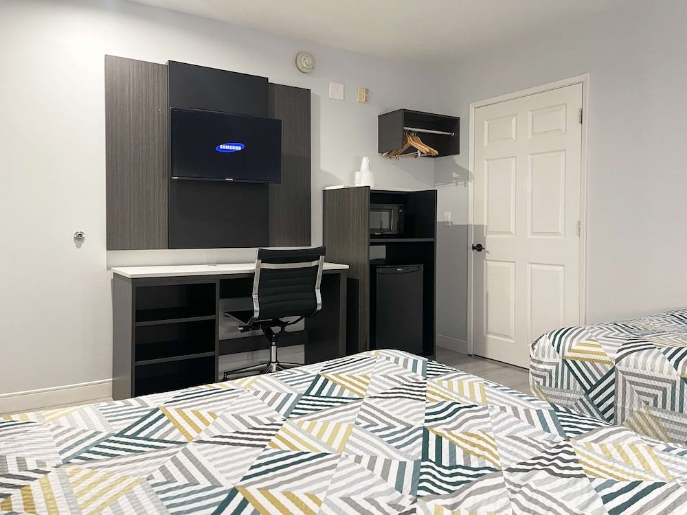 Motel 6 Morro Bay, CA Deluxe Room, 2 Double Beds, Non Smoking, Refrigerator & Microwave 2