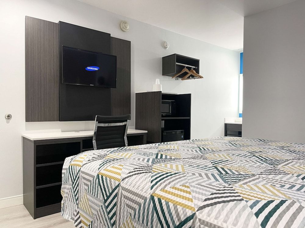 Motel 6 Morro Bay, CA Deluxe Room, 1 King Bed, Non Smoking, Refrigerator & Microwave 6