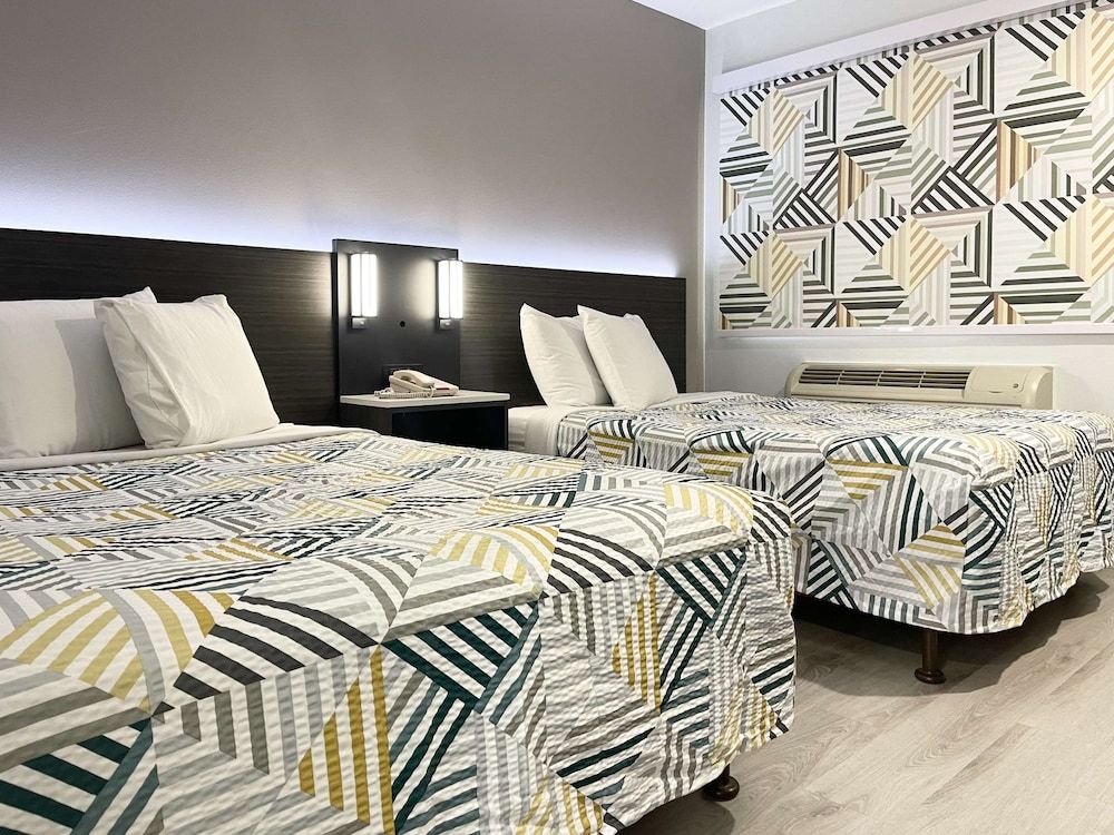 Motel 6 Morro Bay, CA Deluxe Room, 2 Double Beds, Non Smoking, Refrigerator & Microwave 5