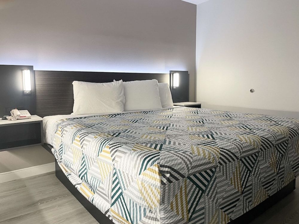 Motel 6 Morro Bay, CA Deluxe Room, 1 King Bed, Non Smoking, Refrigerator & Microwave