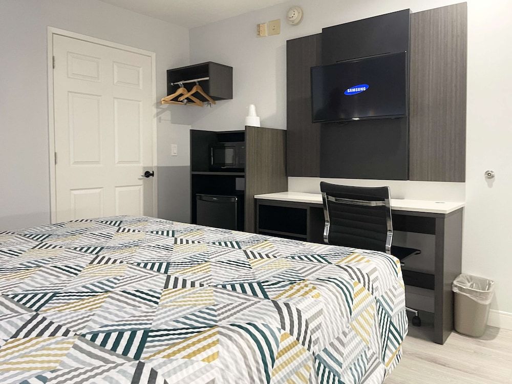 Motel 6 Morro Bay, CA Deluxe Room, 1 King Bed, Non Smoking, Refrigerator & Microwave 2