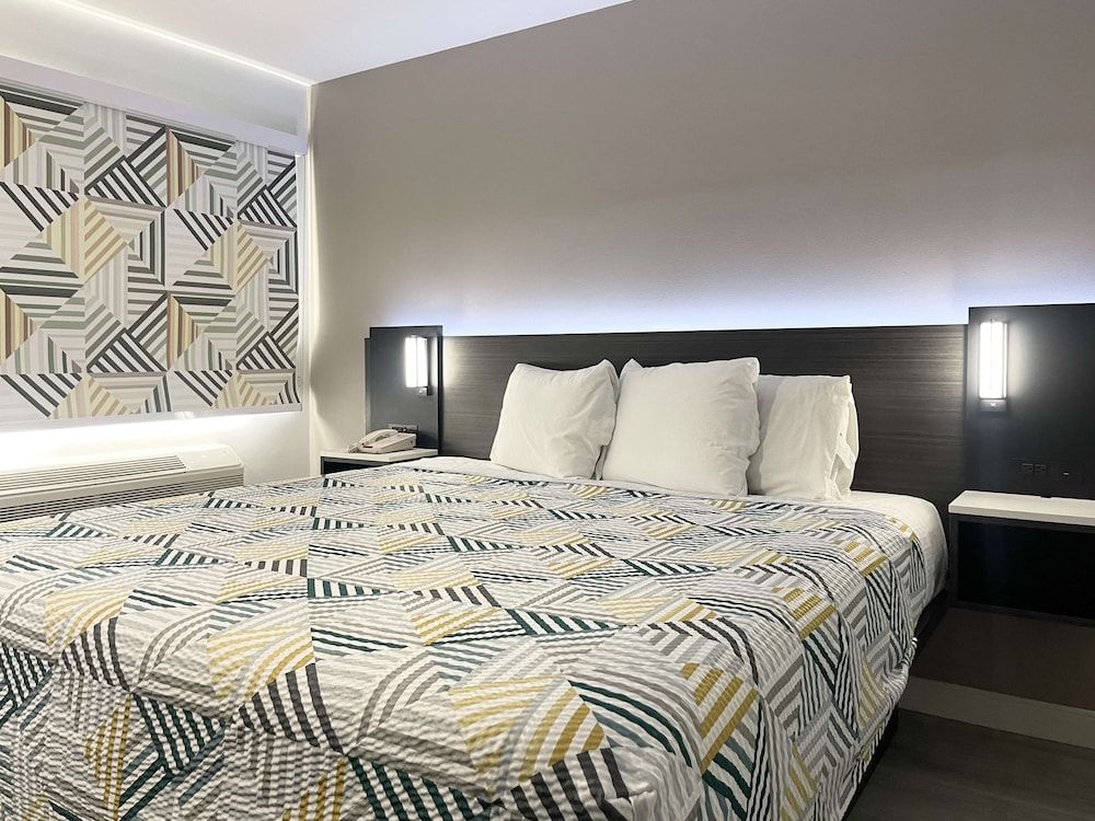 Motel 6 Morro Bay, CA Deluxe Room, 1 King Bed, Non Smoking, Refrigerator & Microwave 3