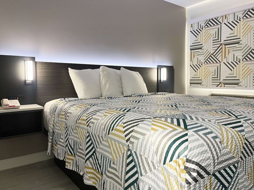 Motel 6 Morro Bay, CA Deluxe Room, 1 King Bed, Non Smoking, Refrigerator & Microwave 5