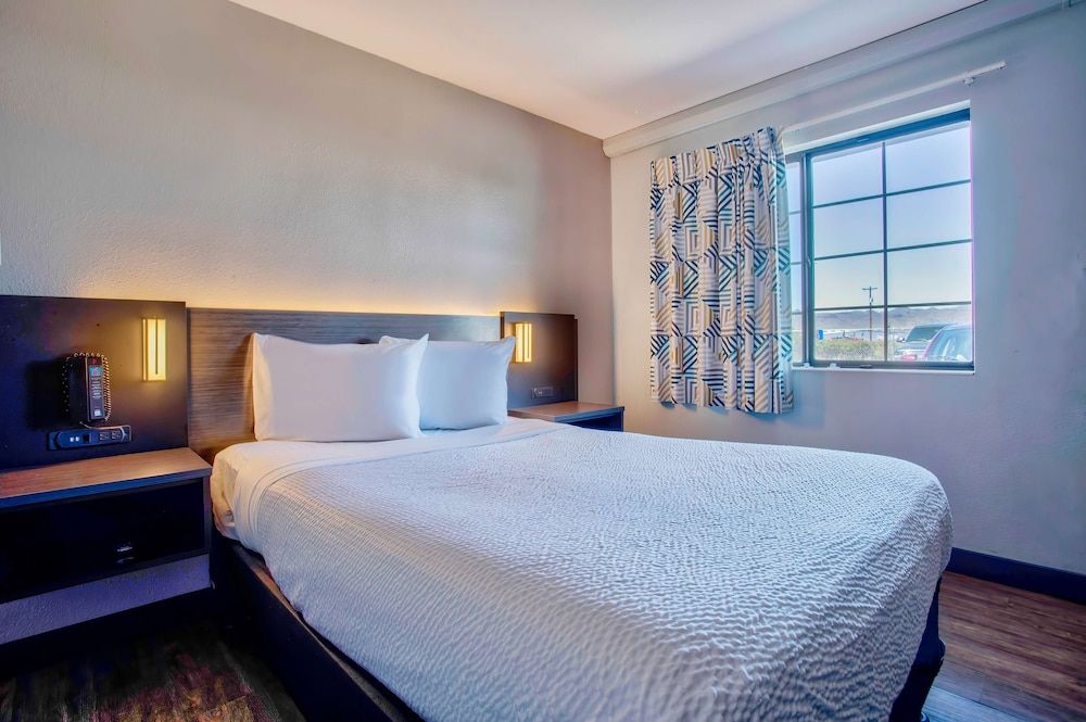 Deluxe Room, 1 Queen Bed, Non Smoking, Refrigerator