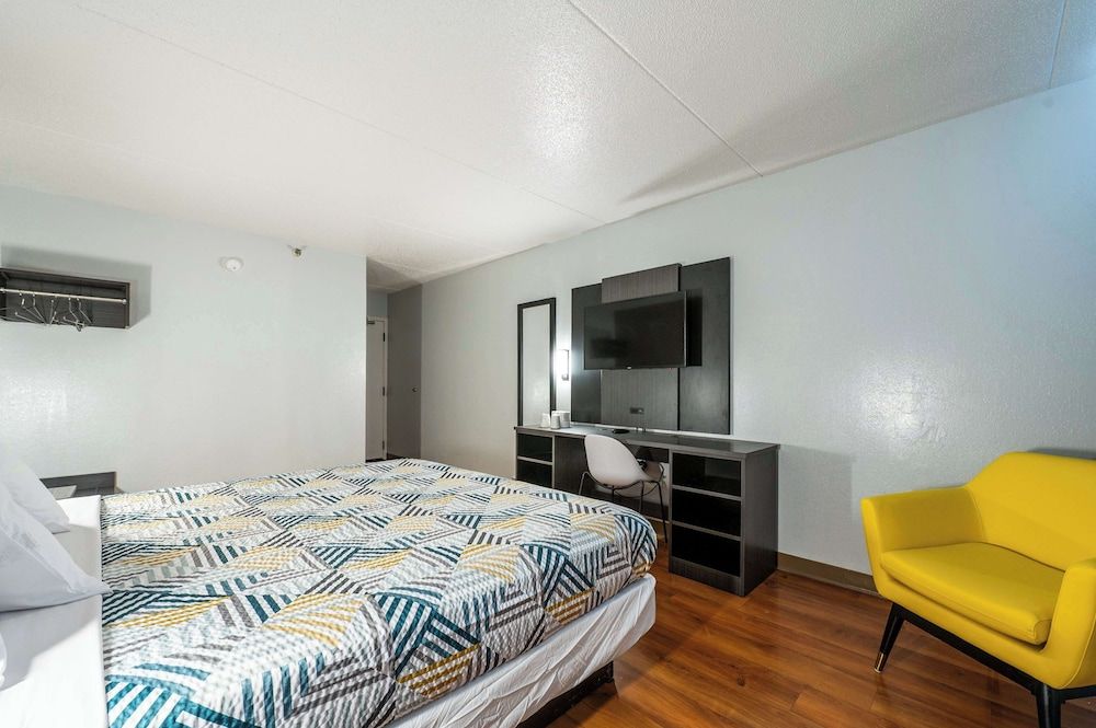 Motel 6 New Haven - Branford, CT Deluxe Room, 1 Double Bed, Accessible, Non Smoking 2