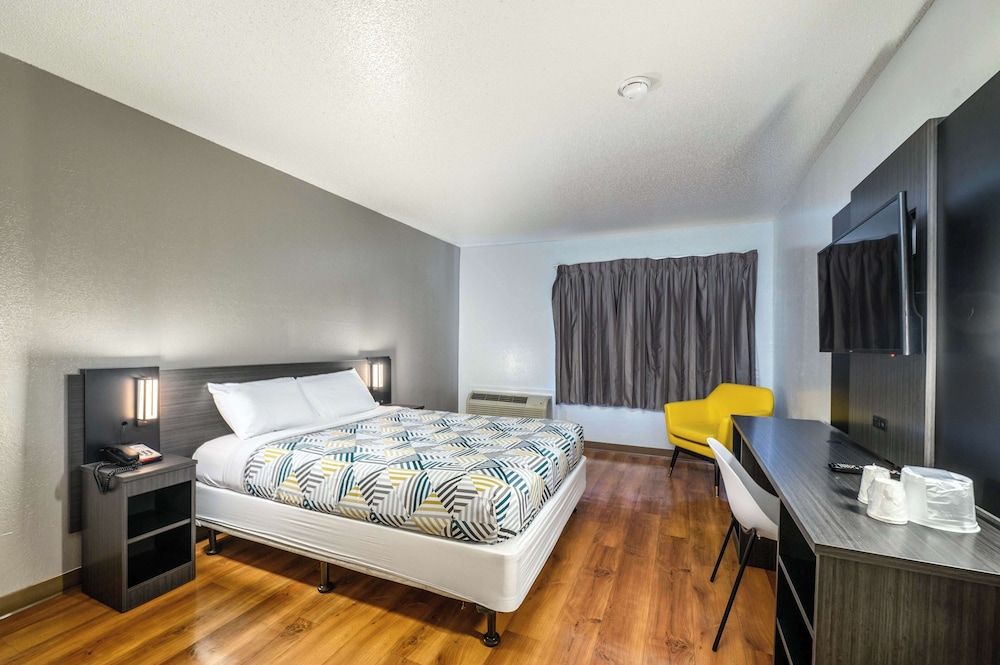 Motel 6 New Haven - Branford, CT Deluxe Room, 1 Queen Bed, Smoking, Refrigerator & Microwave 3