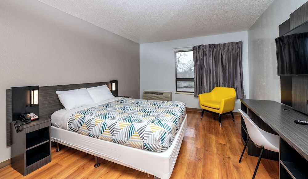 Motel 6 New Haven - Branford, CT Deluxe Room, 1 Double Bed, Non Smoking, Refrigerator & Microwave 3