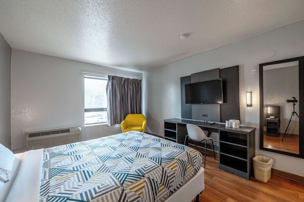 Motel 6 New Haven - Branford, CT Deluxe Room, 1 Double Bed, Accessible, Non Smoking 3