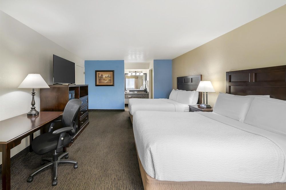 Best Western Arcata Inn Standard Room, 2 Queen Beds, Non Smoking, Refrigerator & Microwave 2