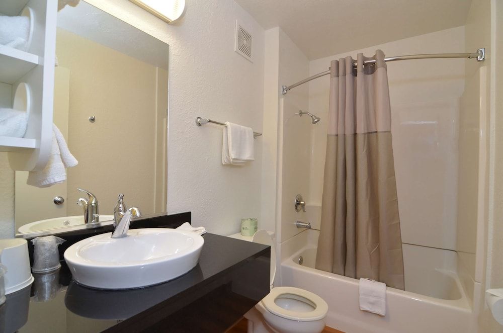 Motel 6 Twentynine Palms, CA Standard Room, 2 Queen Beds, Non Smoking, Refrigerator & Microwave 4