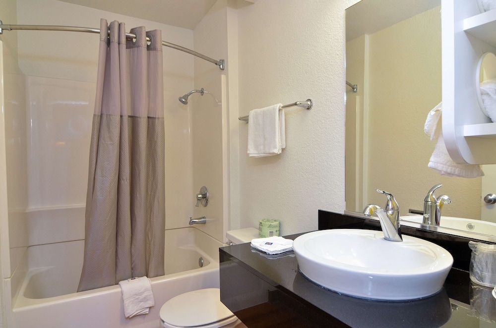 Motel 6 Twentynine Palms, CA Standard Room, 2 Queen Beds, Non Smoking, Refrigerator & Microwave 5