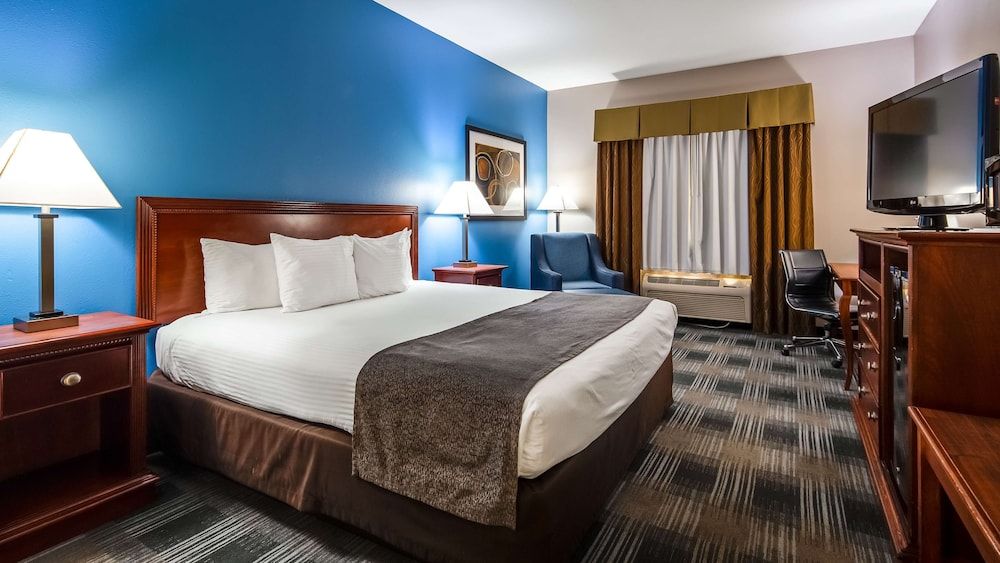 Standard Room, 1 King Bed, Accessible, Refrigerator & Microwave