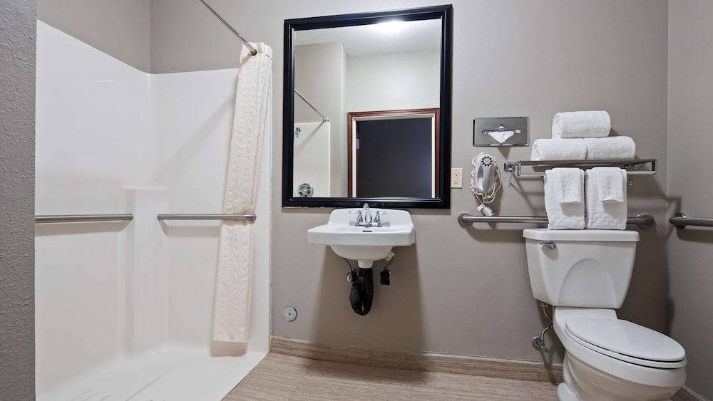 Standard Room, 1 King Bed, Accessible, Refrigerator & Microwave