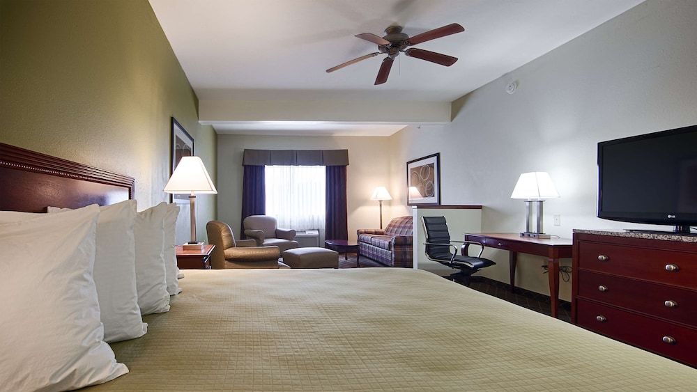 Standard Room, 1 King Bed, Non Smoking, Refrigerator & Microwave (with Single Sofabed;Larger Room)