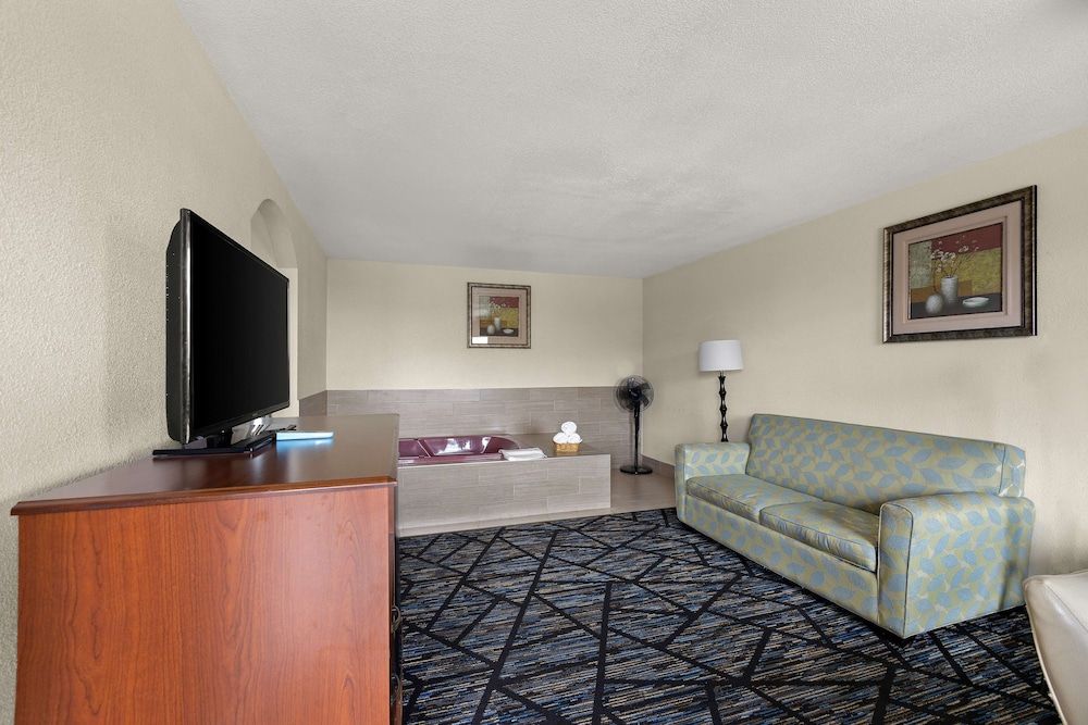 Americas Best Value Inn Celina Suite, 1 King Bed, Non Smoking, Jetted Tub 4