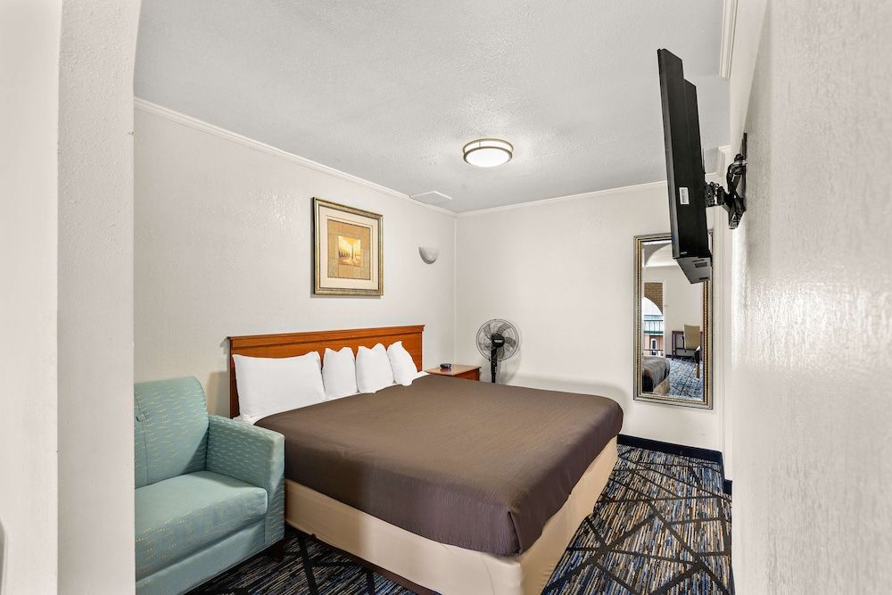 Suite, Non Smoking (1 King and 2 Queen beds)